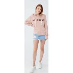 Bluza z kapturem i logo. Czerwone bluzy z kapturem damskie marki Pull&Bear. Za 89,90 zł.