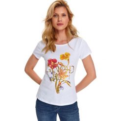 T-shirt damski z nadrukiem. Białe t-shirty damskie Top Secret, z nadrukiem, klasyczne, z klasycznym kołnierzykiem. W wyprzedaży za 29,99 zł.