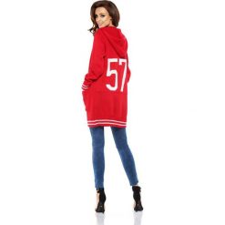 Luźny casualowy sweter narzutka czerwony JULIA. Czerwone swetry damskie Lemoniade, uniwersalny, bez wzorów, z długim rękawem. Za 159,90 zł.
