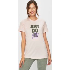 Nike - T-shirt. Różowe topy damskie Nike, s, z nadrukiem, z poliesteru, z okrągłym kołnierzem. W wyprzedaży za 89,90 zł.