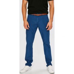 Guess Jeans - Spodnie. Niebieskie chinosy męskie marki Guess Jeans, m, w paski, z bawełny. W wyprzedaży za 269,90 zł.