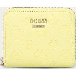 Guess Jeans - Portfel. Żółte portfele damskie Guess Jeans, z aplikacjami, z poliesteru. W wyprzedaży za 149,90 zł.