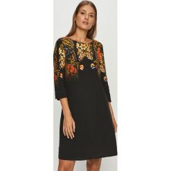 Desigual - Sukienka. Czarne sukienki damskie Desigual, na co dzień, s, z nadrukiem, z poliesteru, casualowe, z okrągłym kołnierzem, bez rękawów, mini, proste. Za 519,90 zł.