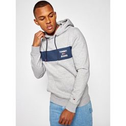 Bluza Tommy Jeans Essential Graphic DM0DM07929. Szare bluzy męskie Tommy Jeans, m, bez wzorów, z bawełny, bez kołnierzyka, bez rękawów, bez kaptura. Za 389,00 zł.