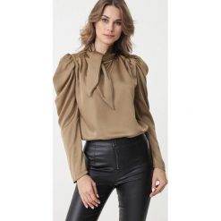 Beżowa Bluzka Pemberton. Brązowe bluzki damskie Born2be, s, bez wzorów, z tkaniny, eleganckie, bez kołnierzyka, z długim rękawem. Za 79,99 zł.