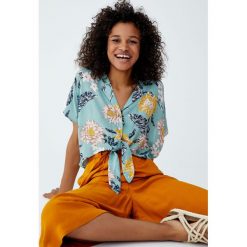 Koszula z kołnierzykiem z klapami i węzłem. Szare koszule damskie Pull&Bear, bez wzorów, bez kołnierzyka, z krótkim rękawem. Za 89,90 zł.