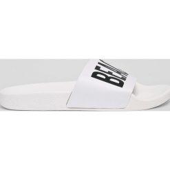 TheWhiteBrand - Klapki. Białe kapcie męskie TheWhiteBrand, bez wzorów, z materiału. W wyprzedaży za 129,90 zł.