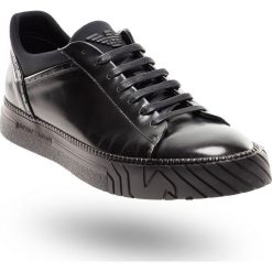 CZARNE SNEAKERSY NA ZDOBIONEJ PODESZWIE. Czarne sneakersy męskie Emporio Armani, na sznurówki. Za 704,50 zł.