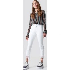NA-KD Jeansy z rozdarciami - White. Białe jeansy damskie z wysokim stanem marki NA-KD, z jeansu. Za 161,95 zł.