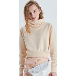 Krótka bluza z kołnierzem - Beżowy. Brązowe bluzy damskie Cropp, s, bez wzorów, z krótkim rękawem, krótkie, bez kaptura. Za 59,99 zł.