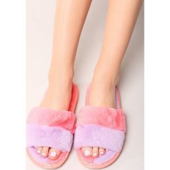Różowe Klapki Nighttime. Czerwone crocsy damskie marki other, z materiału, na płaskiej podeszwie. Za 39,99 zł.