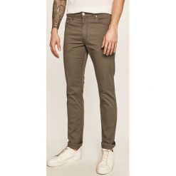 Wrangler - Spodnie. Szare spodnie męskie Wrangler, na co dzień, bez wzorów, z elastanu. W wyprzedaży za 199,90 zł.