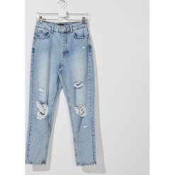 Jeansy mom fit z przetarciami - Niebieski. Niebieskie jeansy damskie Mohito, bez wzorów, z jeansu. Za 139,99 zł.