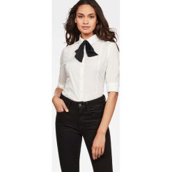 G-Star Raw - Koszula. Białe bluzki damskie G-Star RAW, s, bez wzorów, z elastanu, klasyczne, z klasycznym kołnierzykiem, z długim rękawem. W wyprzedaży za 299,90 zł.