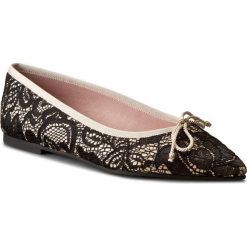 Baleriny PRETTY BALLERINAS - Ella 42.772 Vita 9100. Czarne baleriny damskie marki Pretty Ballerinas, w koronkowe wzory, z materiału, na obcasie. W wyprzedaży za 409,00 zł.