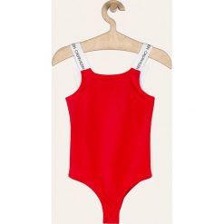 Calvin Klein - Strój kąpielowy dziecięcy 128-176 cm. Czerwone stroje kąpielowe dziewczęce Calvin Klein, z nadrukiem, z elastanu. W wyprzedaży za 199,90 zł.