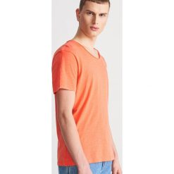 Gładki T-shirt - Pomarańczo. Różowe t-shirty męskie Reserved, s, bez wzorów, bez kołnierzyka. Za 29,99 zł.