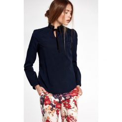 Bluzka damska elegancka ze stójką granatowa - l. Bluzki damskie e-margeritka.pl, xl, bez wzorów, z poliesteru, eleganckie, ze stójką, z krótkim rękawem. Za 118,99 zł.