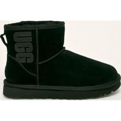 UGG - Śniegowce skórzane Classic Mini Ugg Rubber Logo. Żółte śniegowce damskie Ugg, z wełny, bez zapięcia. Za 729,90 zł.