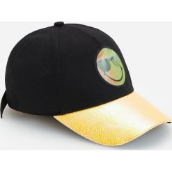 Czapka z holograficznym daszkiem Smiley -. Czapki damskie Reserved, bez wzorów. W wyprzedaży za 9,99 zł.