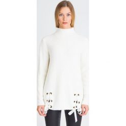 BIAŁY SWETER TRUSSARDI JEANS. Białe swetry damskie xs, z aplikacjami, z jeansu. Za 374,50 zł.