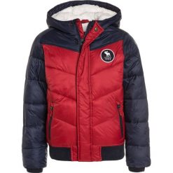 Abercrombie & Fitch CORE PUFFER Kurtka zimowa red/navy. Czerwone kurtki męskie marki Abercrombie & Fitch, na zimę, z nylonu. W wyprzedaży za 295,20 zł.