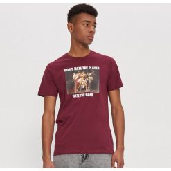 T-shirt z nadrukiem - Bordowy. Czerwone t-shirty męskie House, s, z nadrukiem, bez kołnierzyka. Za 29,99 zł.