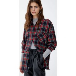 Koszula w kratkę z długim rękawem. Niebieskie koszule damskie w kratkę marki Pull&Bear, z długim rękawem. Za 89,90 zł.