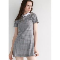 Trapezowa sukienka z kołnierzykiem - Brązowy. Pomarańczowe sukienki damskie Sinsay, s, bez wzorów, bez kołnierzyka, bez rękawów, trapezowe. Za 39,99 zł.
