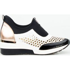 Sneakersy ażurowe skórzane czarne Aga. Czarne koturny damskie Aga, bez obcasa, na koturnie, bez zapięcia. W wyprzedaży za 299,25 zł.