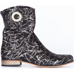 Płaskie botki za kostkę - skóra naturalna - model 270 - srebrny wzór. Szare botki damskie Zapato, ze skóry, klasyczne, za kostkę, bez obcasa, na płaskiej podeszwie, bez zapięcia. W wyprzedaży za 279,30 zł.
