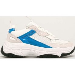 Calvin Klein Jeans - Buty. Białe buty sportowe damskie Calvin Klein Jeans, bez wzorów, z jeansu, sportowe. W wyprzedaży za 479,90 zł.