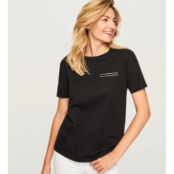 T-shirt z imitacją kieszonki - Czarny. Czarne t-shirty damskie Reserved, l. Za 39,99 zł.