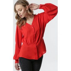 Czerwona Koszula Beth. Czerwone bluzki damskie Born2be, s, bez wzorów, eleganckie, bez kołnierzyka, z długim rękawem. Za 69,99 zł.