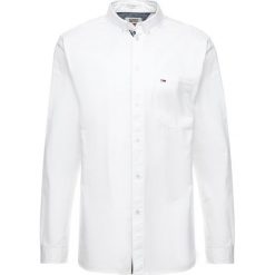 Tommy Jeans TAPE DETAIL Koszula white. Czarne koszule męskie jeansowe marki Tommy Jeans, l, button down, z długim rękawem. Za 349,00 zł.