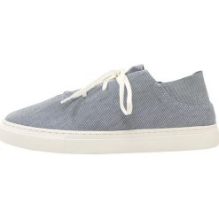 Filippa K M. JONATHAN STRIPED Sneakersy niskie white/navy. Niebieskie sneakersy męskie marki Filippa K, bez wzorów, ze skóry, bez zapięcia. W wyprzedaży za 587,30 zł.