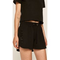 Guess Jeans - Szorty. Czarne szorty damskie Guess Jeans, s, z aplikacjami, z poliesteru, casualowe. W wyprzedaży za 139,90 zł.