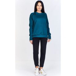 Bluza kangurka z ozdobnym skośnym ekspresem przy dekolcie. Bluzy damskie Made in Poland, s, bez wzorów, z elastanu, bez rękawów, bez kaptura. Za 99,00 zł.