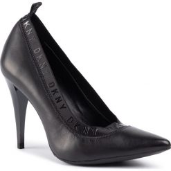 Szpilki DKNY - Katrina K2934229 Black. Czarne półbuty damskie DKNY, bez wzorów, ze skóry ekologicznej, eleganckie, bez obcasa, na obcasie, bez zapięcia. Za 649,00 zł.