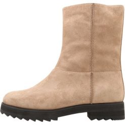 Jil Sander Navy Botki crusca. Brązowe botki damskie skórzane marki Jil Sander Navy. W wyprzedaży za 829,50 zł.
