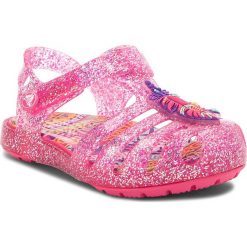 Sandały CROCS - Isabella Novelty Sandal 205038 Vibrant Pink. Różowe sandały dziewczęce Crocs, z tworzywa sztucznego, z paskami. W wyprzedaży za 139,00 zł.