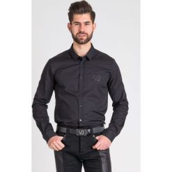 KOSZULA VERSACE JEANS. Czarne koszule męskie Versace Jeans, m, z haftami, z bawełny, z klasycznym kołnierzykiem, bez rękawów. Za 383,40 zł.