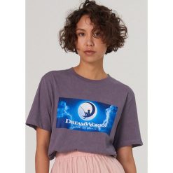 Koszulka Dream Works -. Koszulki damskie Cropp, s, bez wzorów, bez kołnierzyka. Za 59,99 zł.