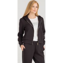 BLUZA YLENIA Guess. Czarne bluzy damskie Guess, s, z aplikacjami, z materiału, bez rękawów, z kapturem. Za 369,00 zł.