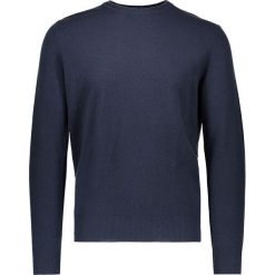 Sweter w kolorze granatowym. Niebieskie swetry klasyczne męskie marki Benetton, m, z wełny, z okrągłym kołnierzem. W wyprzedaży za 59,95 zł.