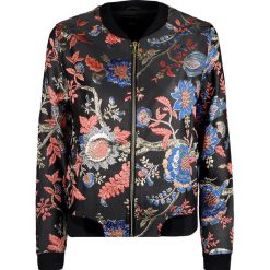 Guess Kurtka "Hayal Bomber". Kurtki damskie Guess, z haftami, z tkaniny, bez kaptura. Za 379,00 zł.