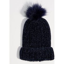 Szenilowa czapka z pomponem - Granatowy. Niebieskie czapki damskie Mohito. Za 39,99 zł.
