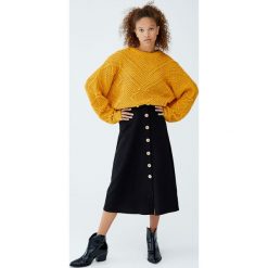 Spódnica midi z guzikami z przodu. Czarne spódniczki marki Pull&Bear, midi. Za 89,90 zł.