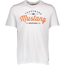 Koszulka "Alex" w kolorze białym. Białe koszulki męskie Mustang Men, m, z nadrukiem, z bawełny, z okrągłym kołnierzem, bez rękawów. W wyprzedaży za 56,95 zł.