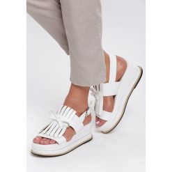 Białe Sandały Outrageous. Białe koturny damskie Renee, bez wzorów, bez obcasa, na koturnie, bez zapięcia. Za 69,99 zł.